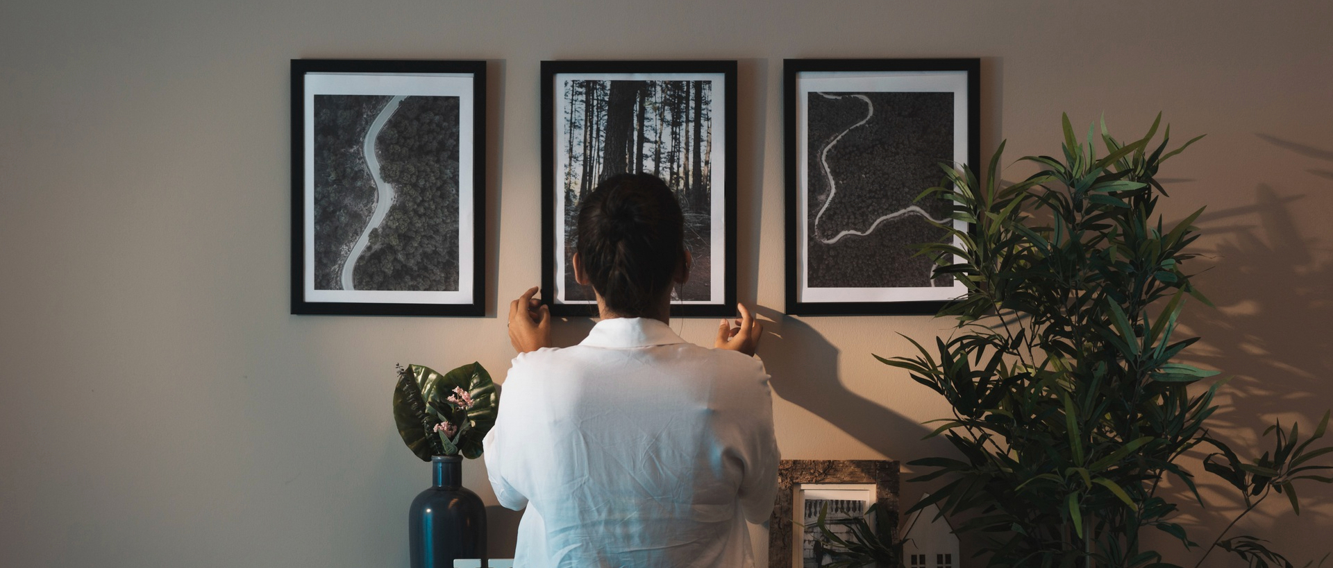 Creating an art gallery wall in your custom home